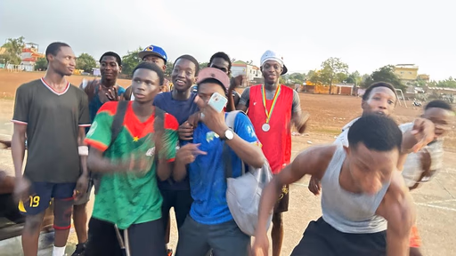 Ambiance festive entre joueurs et spectateurs du tournoi