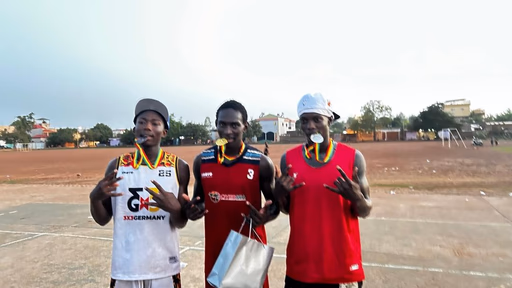 Trois joueurs médaillés sur le terrain à Ouagadougou